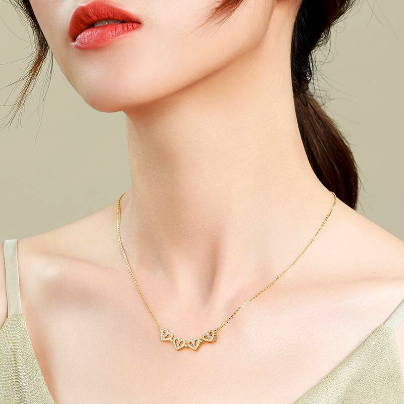 Collar con  Trébol de cuatro corazones + Caja de Rosa